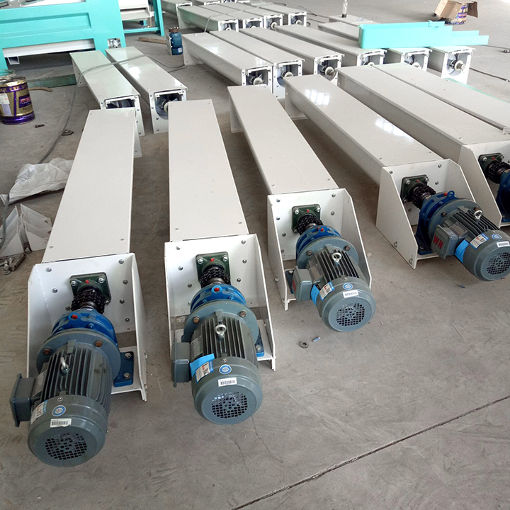 U型螺旋输送机的输送效率跟螺旋叶片的螺距、直径有关